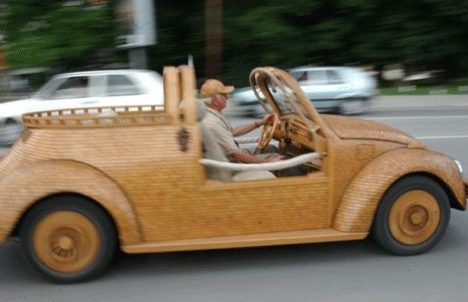 VW Kodok kayu ini mendapat perhatian banyak pengunjung ketika Momir 