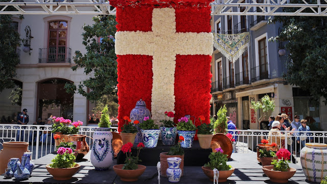 Gran cruz de mayo de Granada con flores.