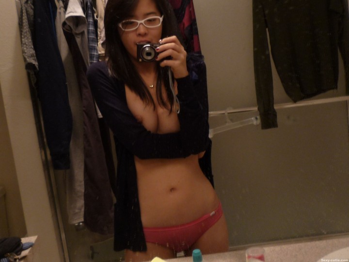  gadis cantik asia toket cilik telanjang terus foto selfie bergaya pamer memek tembem jembut botak,cewek asia seksi nenen kecil bokong semok bugil