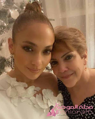 جينيفر لوبيز باطلالة ساحرة بالأبيض للترويج لعلامتها التجارية JLo Beauty الجديدة