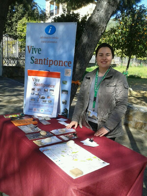 Mesa informativa de la asociación a las puertas de C.A. de Itálica