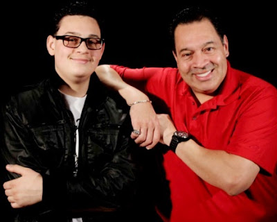 Foto de Tito Nieves feliz junto a su hijo