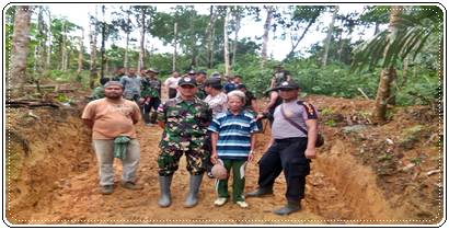 Satgas TMMD ke-102 Kodim 0305/Pasaman, TNI, Polri Dan Masyarakat Bersama sama membuat jalan TPU Rojang
