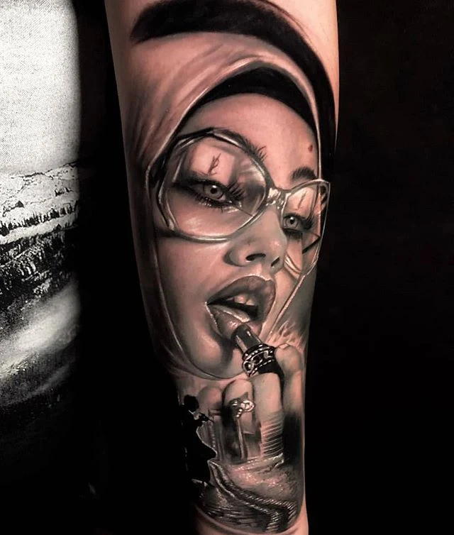 Imagen de un tatuaje de mujer con gafas