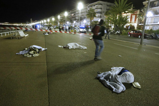 Τρόμος και πάλι στην Γαλλία - φορτηγό έπεσε επάνω στο πλήθος, 77 μέχρι στιγμής οι νεκροί.... (Ζωντανή εικόνα)