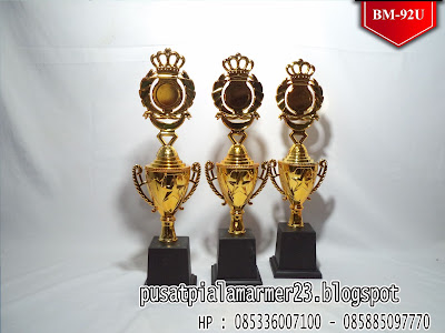 piala figur mahkota