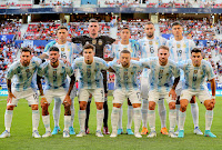 SELECCIÓN DE ARGENTINA. Temporada 2021-22. Lisandro Martínez, Franco Armani, Nahuel Molina, Germán Pezzella, Joaquín Correa. Leo Messi, Rodrigo De Paul, Julián Álvarez, Pau Gómez, Alexis Mac Allister y Marcos Acuña. SELECCIÓN DE ARGENTINA 5 SELECCIÓN DE ESTONIA 0 Domingo 05/06/2022, 20:00 horas. Partido internacional amistoso. Pamplona, Navarra, España, estadio El Sadar: 18.332 espectadores. GOLES: 1-0: 4’, Leo Messi, de penalti. 2-0: 44’, Leo Messi. 3-0: 62’, Leo Messi. 4-0: 70’, Leo Messi. 5-0: 77’, Leo Messi.