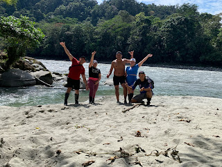 Turistas emocionados levantando las manos mientras disfrutan de un emocionante recorrido por el bosque que rodea las Lagunas Yany, experimentando la belleza natural y la diversión en plena armonía.