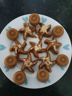 Plateful of Kinder Bueno Fudge in star and circle shapes.