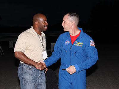 Mission Specialist Leland Melvin and Commander Charles O. Hobaugh