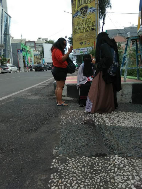 Perempuan Perokok Mencaci Tiga Muslimah Bercadar, Ini Isi Caciannya