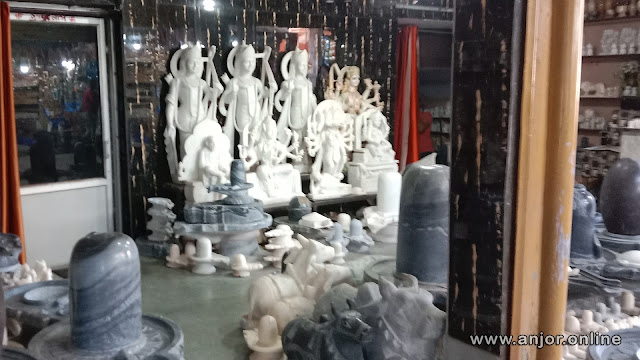 धुआंधार जलप्रपात बाजार में पत्थरों की कलाकृति एवं मूर्तियां