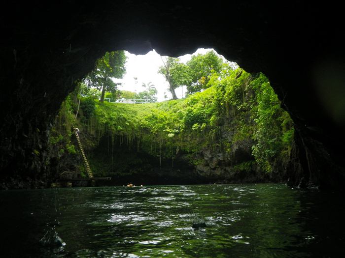 Lake in the Hole — To Sua Ocean Trench in Samoa Independent State of Samoa - an island nation located in the South Pacific Ocean. For tourists who love to spend time after study has interesting corners of our planet, here is a great place. Get even, for example, is a picturesque little lake called the To Sua Ocean Trench, located near the National Park in the village of lotus-eaters.