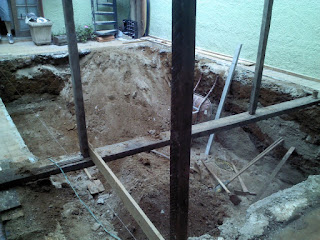 Escavação do local para construção da piscina em concreto armado