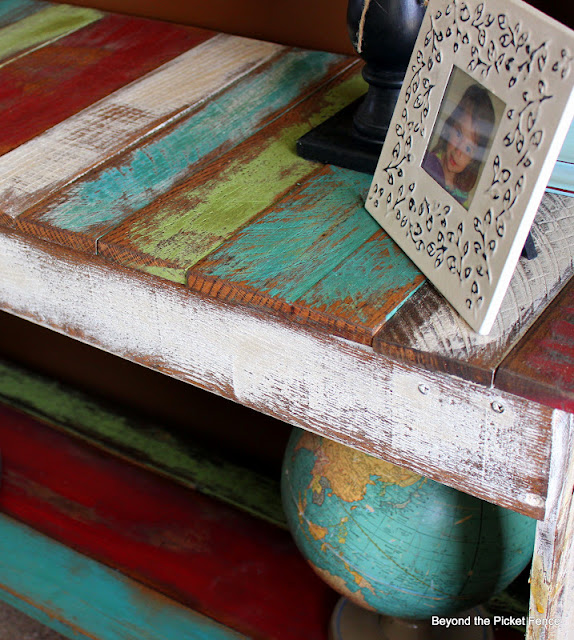 Pallet Sofa Table, Reclaimed Wood http://bec4-beyondthepicketfence.blogspot.com/2012/03/palatable.html