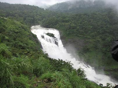 Dudhsagar_Waterfalls_in_Goa_India