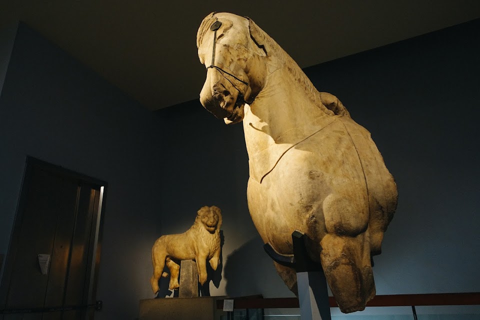 マウソレウム出土の巨大な彫像（Fragments of colossal horses from the quadriga of the Mausoleum at Halikarnassos）