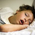 5 Kebiasaan Buruk sebelum Tidur yang Orang Tua Terapkan pada Anak