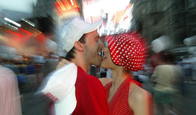 Hungarians reconquer world kissing record