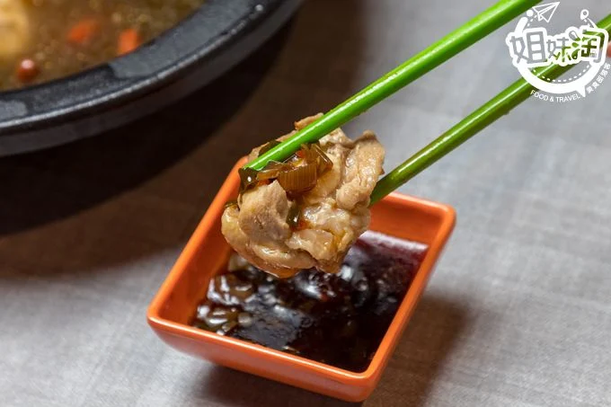 高雄 美食 推薦 新興區美食 火鍋 剝皮辣椒雞 麻辣鍋 小火鍋 涮涮鍋 台式 夏好夏滿 春囍打邊爐