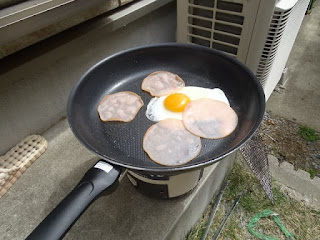 自宅で七輪でハムエッグを焼く