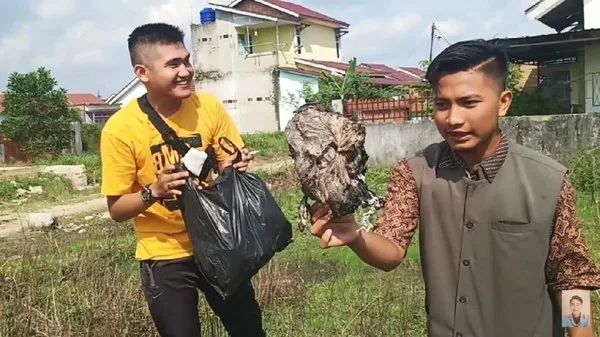 The Next Ferdian Paleka: YouTuber Ini Prank Kasih Daging Kurban Isi Sampah