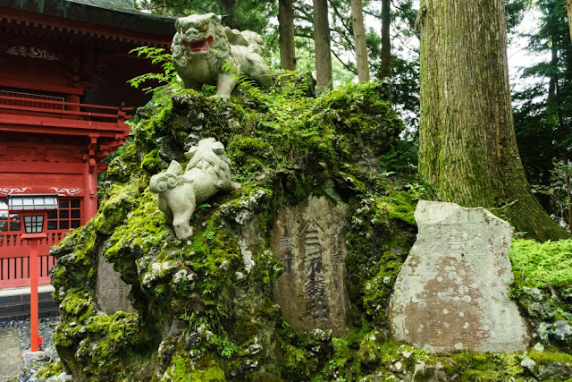 冨士浅間神社（静岡）の「富士塚の狛犬」