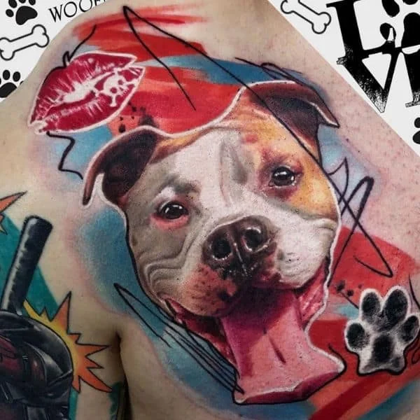 Espectacular tatuaje a color de un pit bull sonriente