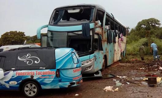 Tragédia: Ônibus que saiu da Bahia capota  deixando 7 mortos e mais 20 feridos.