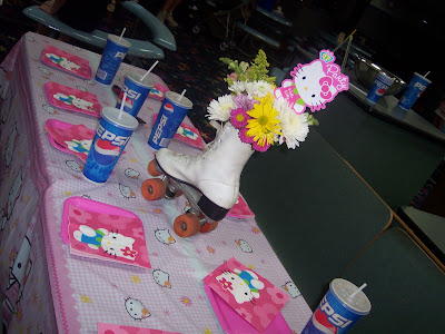 Site Blogspot  Party Table Centerpieces on We Used Some Of The Typical Party Supplies A Hello Kitty Table Cloth