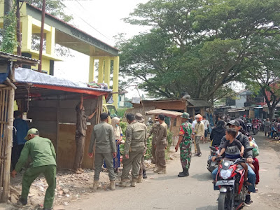 Berjualan di Trotoar dan Badan Jalan Lapak PKL di Sepatan di Bongkar Tim Gabungan