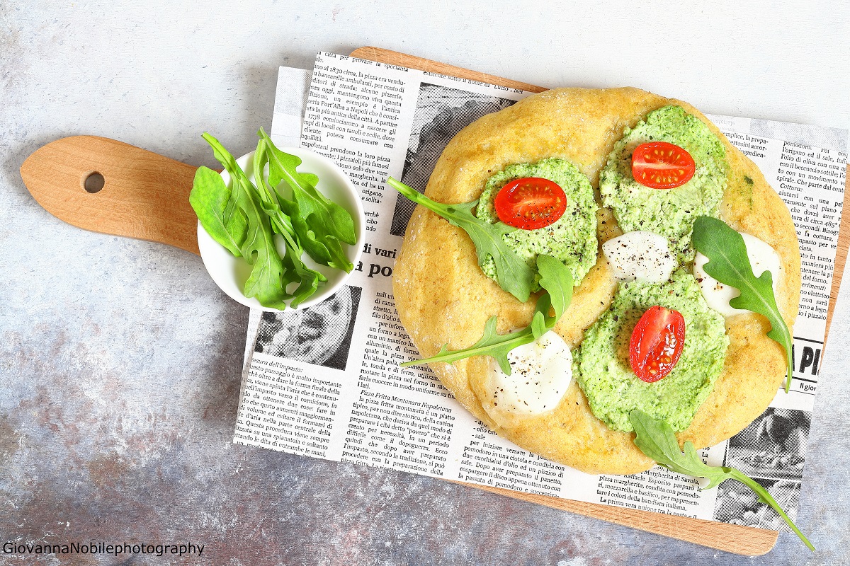 Pizza con crema di rucola e ricotta e mozzarella