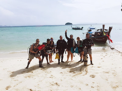 photo of scuba divers on the beach of Koh Lipe