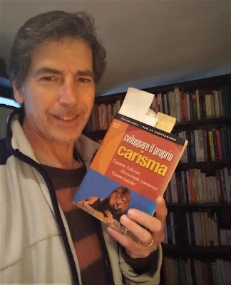 Carisma: ma che cosa è? Il coach Giancarlo Fornei con in mano una copia del libro "Sviluppare il proprio carisma" di Massimo Piovano