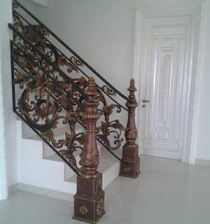 Model Railing Tangga Besi Tempa Klasik dengan Ornamen Alferon / Alferrom Besi tempa desain Khusus dan Unik 