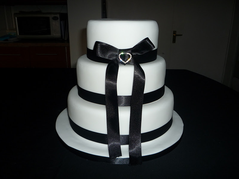 3 tiered wedding cakes black and white