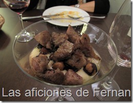 Presa ibérica con salsa de queso y avellanas