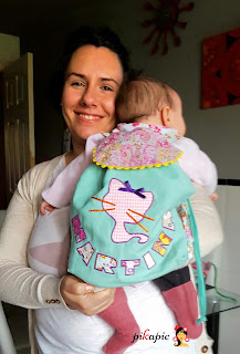 Martina con su mochila y con mamá