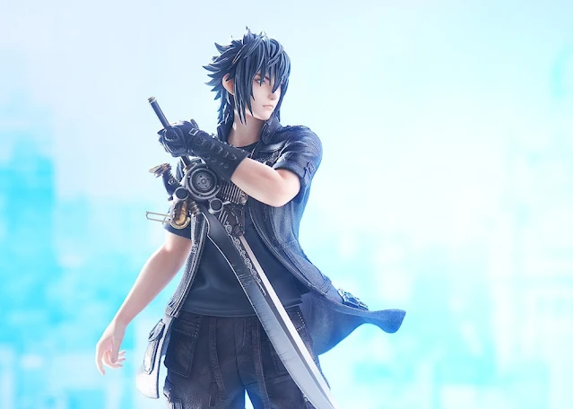 Figura de Noctis Lucis Caelum de Final Fantasy XV por Square Enix y Good Smile Company, con detalles realistas y pose imponente.