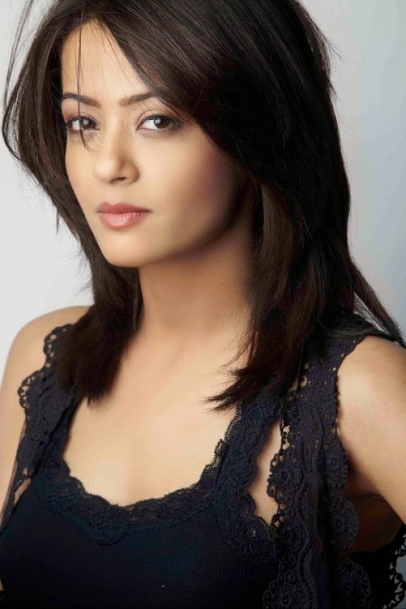 Surveen Chawla HD wallpapers Free Download