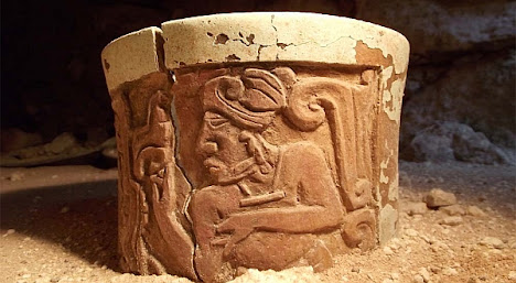 gambar pangeran suku maya kuno pada nisannya