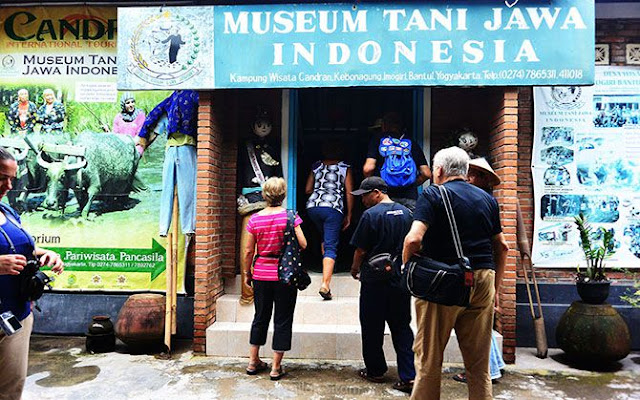 Rombongan turis manca memasuki Museum Tani Jawa Indonesia