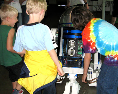 Maker Faire Austin Kids and R2D2
