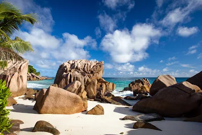 Anse Patates auf La Digue mit Granitfelsen