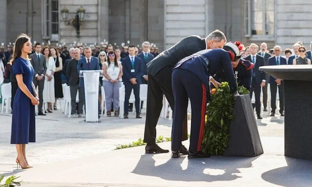 Queen Letizia wore a navy blue flutter sleeve midi dress by Carolina Herrera. Carolina Herrera pumps and Doma insignia bag