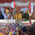 Wali Kota HML dan Ketua Dekranasda Kota Bima, Tengah Menyaksikan Puluhan Ribu Peserta Festival Rimpu 
