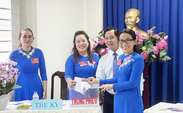 Đảng viên chi bộ Phòng Lao động Thương binh - Xã hội  quận bỏ phiếu bầu Bí thư chi bộ. (Ảnh: HM)