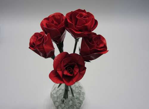 CLICK HERE to learn how to make REALISTIC DUCT TAPE ROSES for your St 