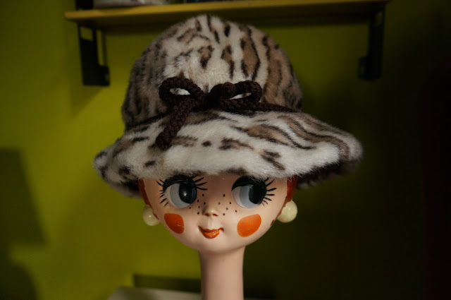 un chapeau en fausse fourrure leopard des années 70 70s faux fur har