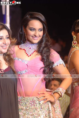 Glam Girl Sonakshi Going Ramp at IIJW 2010